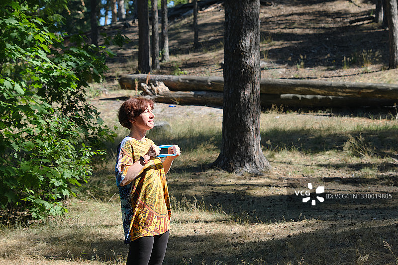 成熟的女人在自然公园用抵抗带锻炼图片素材