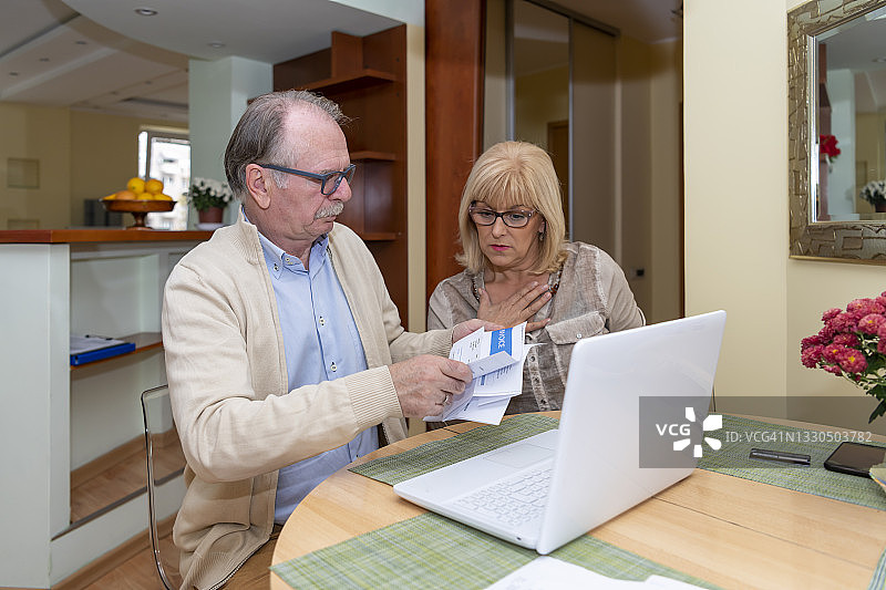 有财务问题的老夫妇正在检查账单。图片素材