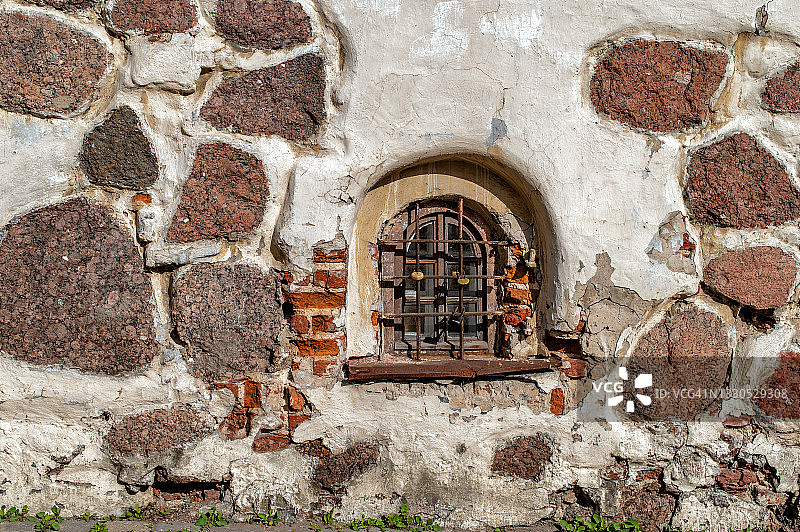 中世纪建筑中带有栅栏和锁的窗户图片素材
