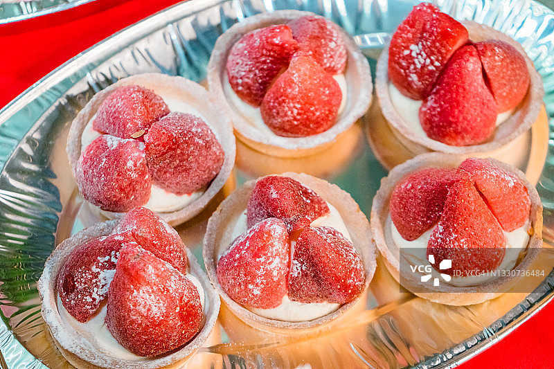 品尝派对上美味的草莓糕点图片素材