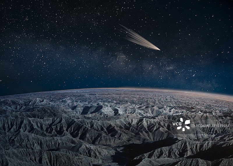 彗星掠过美国加利福尼亚州的沙漠荒地图片素材