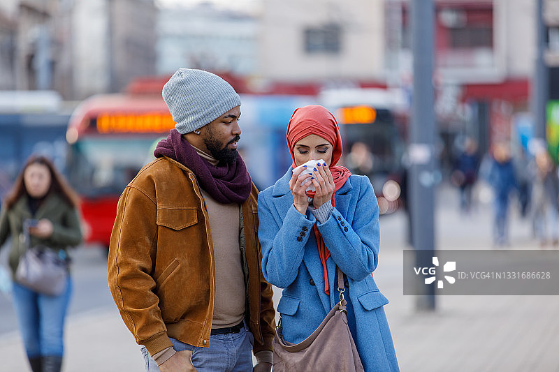 患有季节性过敏的穆斯林妇女正在用纸巾擤鼻子。图片素材