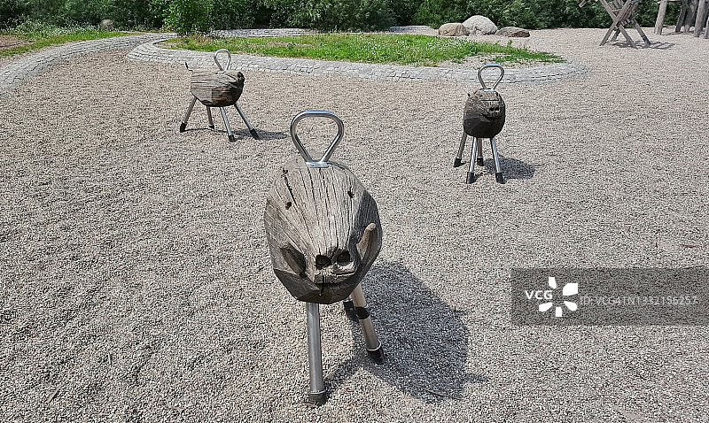 德国柏林一个公园里的动物形状的游乐场设备图片素材