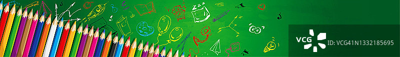 回学校!一套多彩的铅笔对黑板的背景与徒手画。创意海报或横幅。图片素材