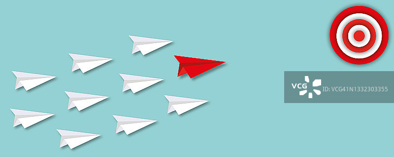 白色的纸飞机跟着红色的纸飞机在柔和的绿色背景中击中目标。图片素材