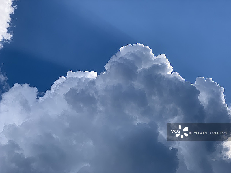 暴风雨般的蓝色天空中夹杂着深灰色的积云图片素材
