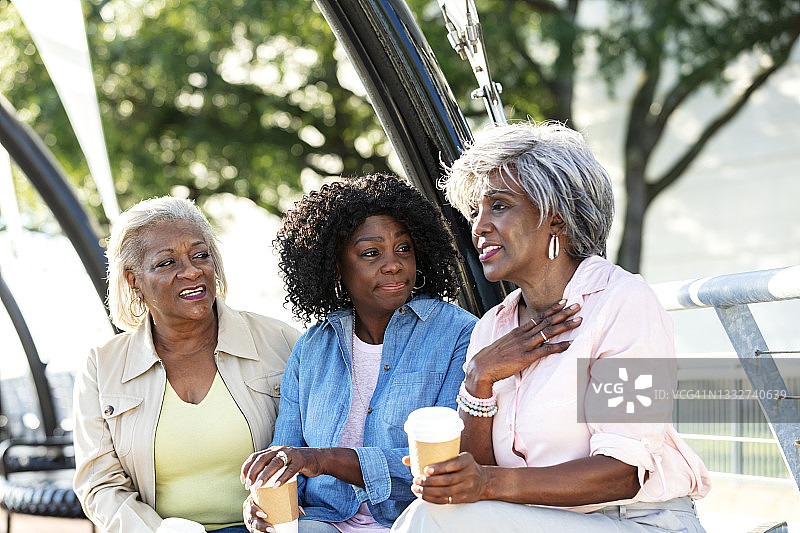 年长的非裔美国女性，听着朋友的悲伤图片素材
