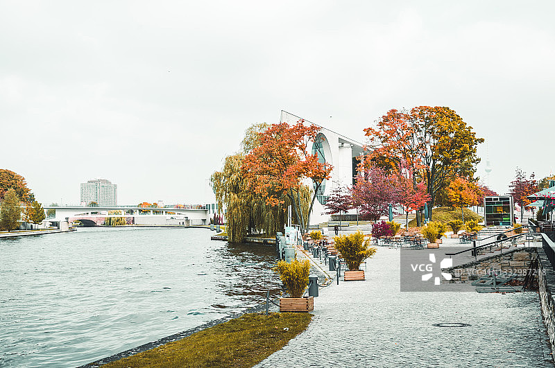 德国柏林，秋天的施普雷河畔图片素材