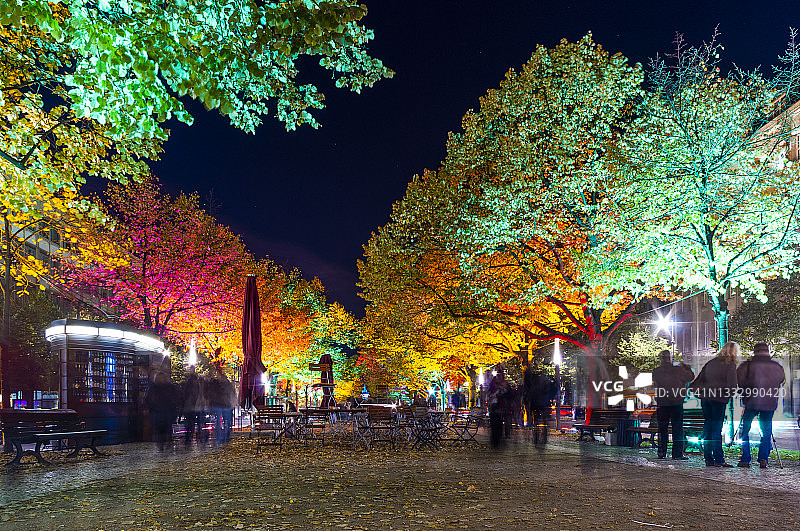 德国柏林，灯节期间的林荫大道图片素材