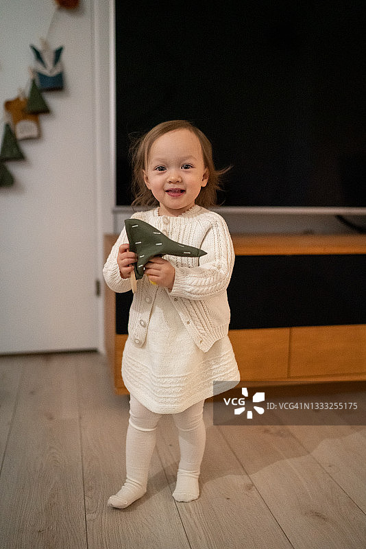 挪威奥斯陆，身穿白色连衣裙的小女孩图片素材