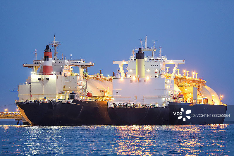 向浮式储存单元船(LNG FSU)供应天然气的液化天然气船图片素材
