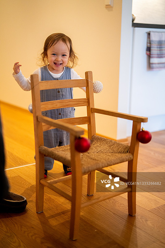 一个快乐的婴儿和一张装饰过的椅子照片图片素材