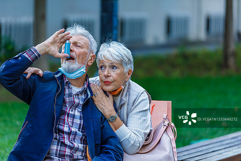 患有慢性支气管炎的老年病人正在使用吸入器。图片素材
