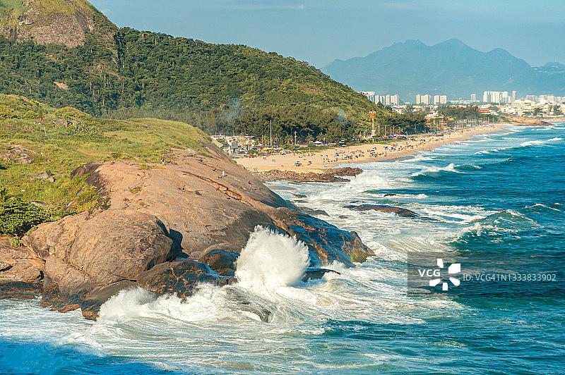 海浪拍打着马孔巴海滩附近的岩石图片素材