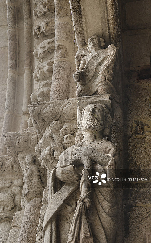 使徒圣地亚哥的雕塑，在圣地亚哥教堂的主要门户的一个门柱上拿着权杖。科鲁纳，加利西亚，西班牙，欧洲图片素材