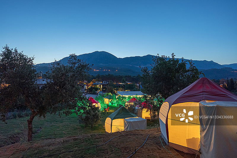帐篷在夜晚照亮了露营区美丽的自然场所图片素材