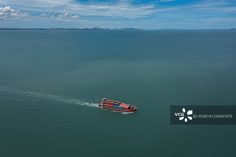鸟瞰图小型集装箱船全载货集装箱在海上用于商业物流，进出口，海运或货运。图片素材