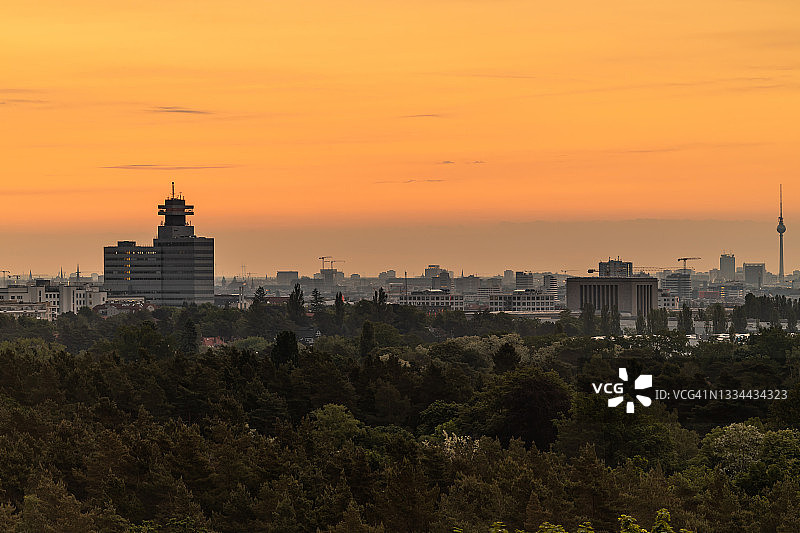 柏林日出时的地平线——电视塔(德国)图片素材