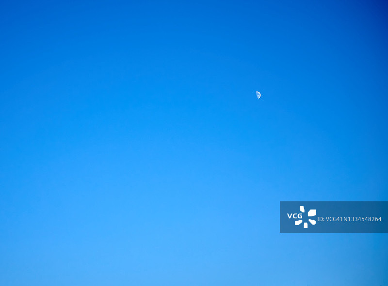 北半球的月亮呈月牙相，天空湛蓝图片素材