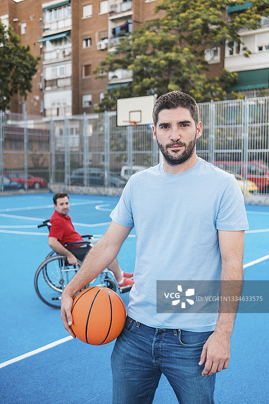 和残疾人朋友在篮球场上图片素材