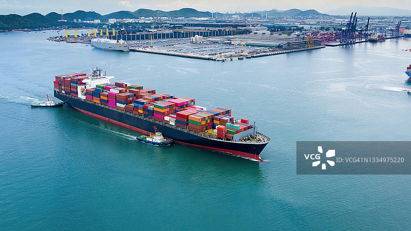 工业商业物流货物集装箱船舶进口出口国际由海摄像机从无人机鸟瞰运输概念图片素材