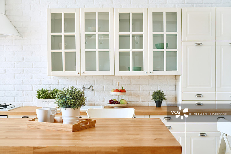 厨房木制桌面和厨房模糊背景室内风格斯堪的纳维亚图片素材