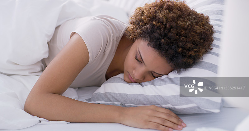一名年轻女子平静地睡在床上图片素材