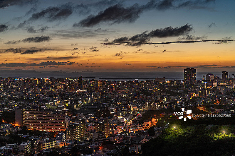 日本那霸市住宅区的落日余晖图片素材