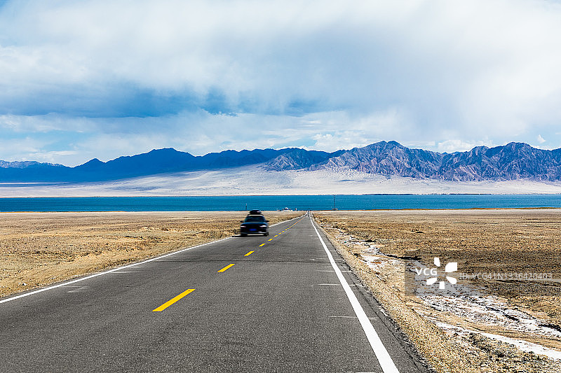 在通往山区和湖泊的路上，车辆很少。中国新疆维吾尔自治区。图片素材