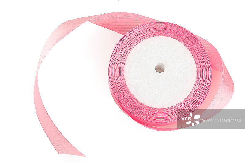 卷曲的粉红色丝带孤立在白色的背景图片素材