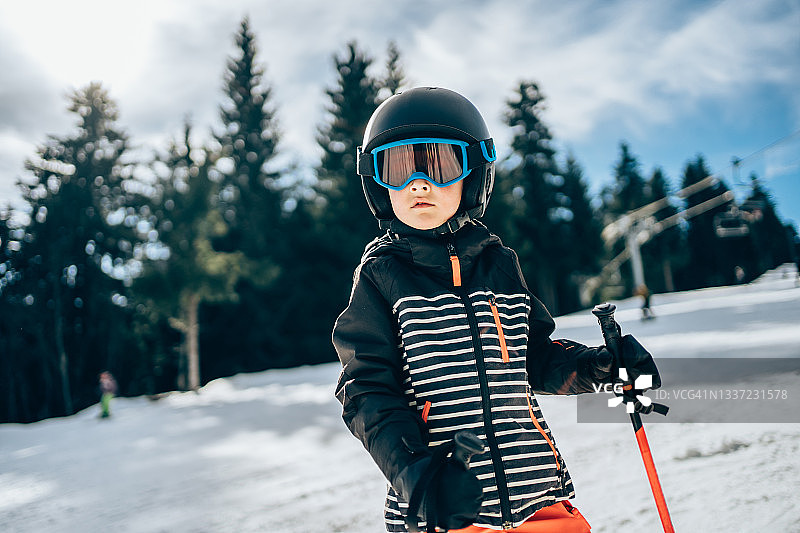 可爱的男孩在滑雪。图片素材