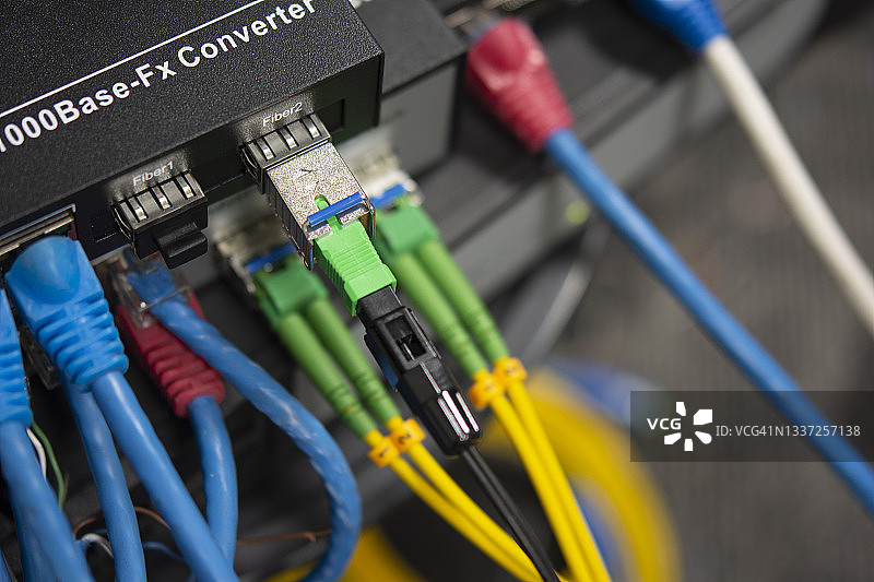 光纤电缆和UTP网络电缆库存照片。光纤通信分配点。图片素材