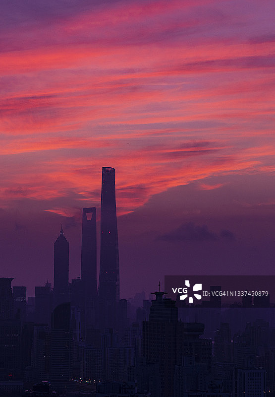 上海的早晨，彩云和美丽的城市天际线图片素材