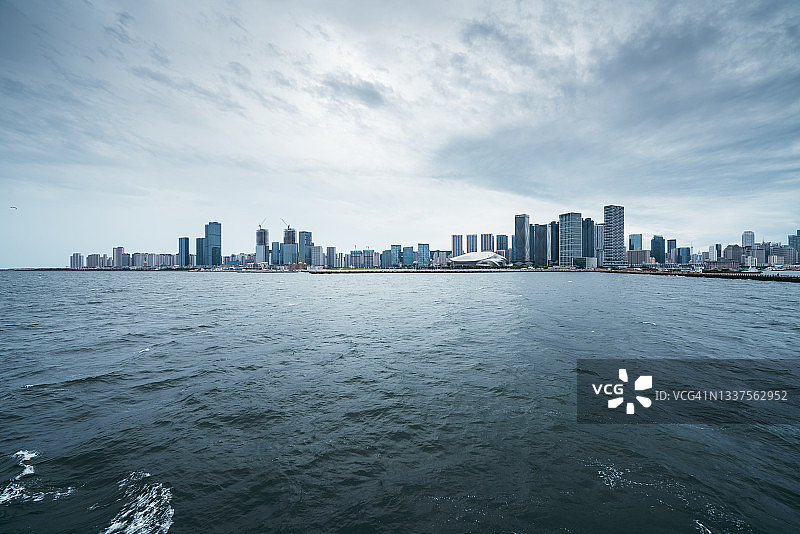 海边的城市天际线图片素材
