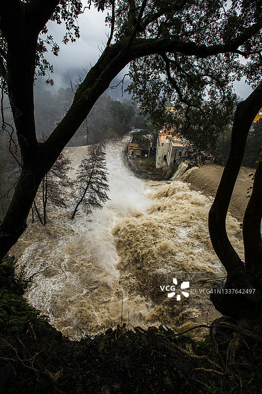 西班牙赫罗纳，La Garrotxa, Sant Joan Les Fonts洪水。2020年1月。图片素材