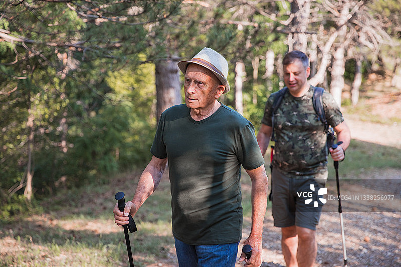 一位老人和他儿子在徒步旅行图片素材