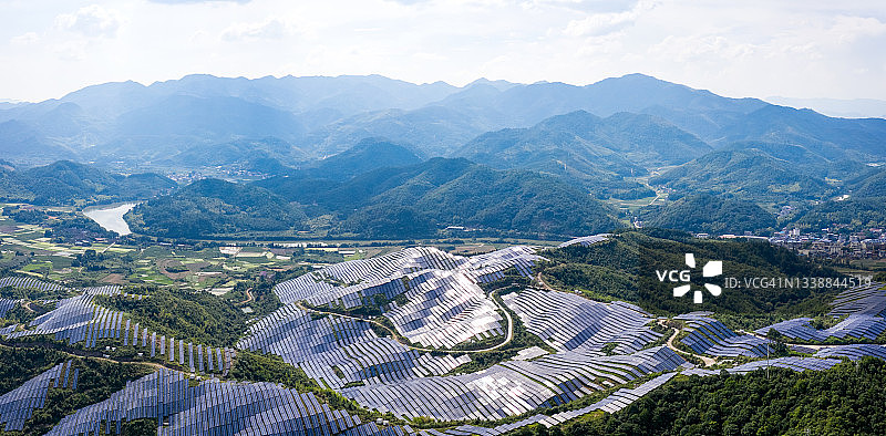 从山顶俯瞰壮丽的太阳能发电厂图片素材