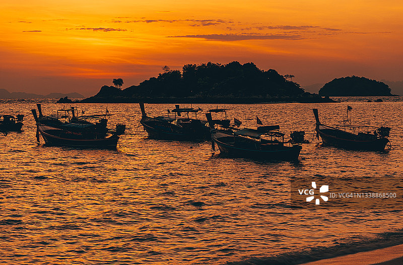 亚洲，泰国，里丕岛，日出时海滩上的长尾船风景图片素材