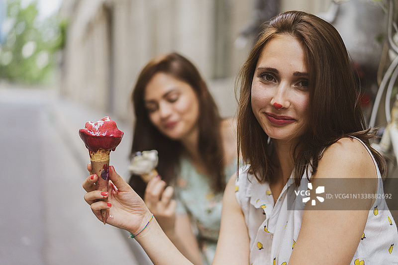女性朋友在一起吃冰淇淋图片素材