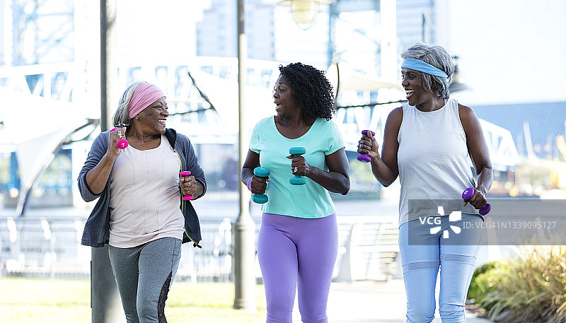 年长的非裔美国妇女在享受竞走的乐趣图片素材