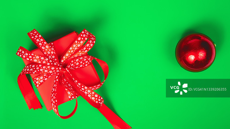 新年作文与红色的礼品盒和圣诞节装饰在绿色背景。平躺图片素材