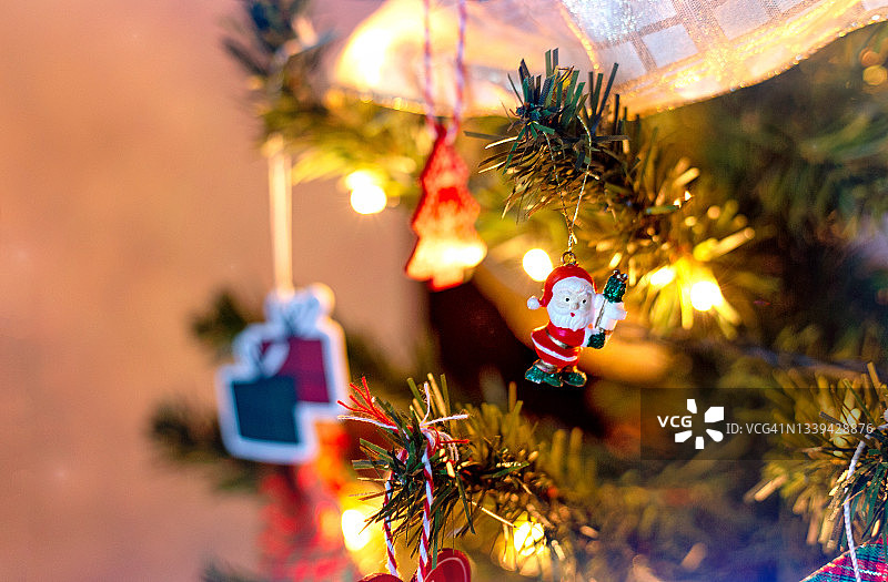 漂亮的圣诞树上挂着可爱的圣诞装饰品图片素材