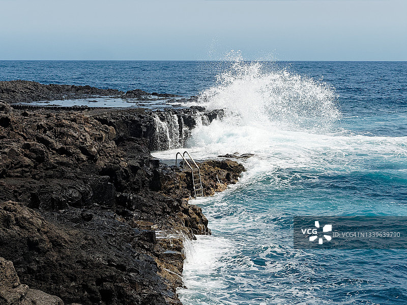 海浪拍打着浴场的岩石图片素材