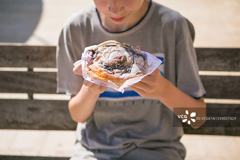 中等镜头的男孩准备在假日期间在街上吃甜点图片素材