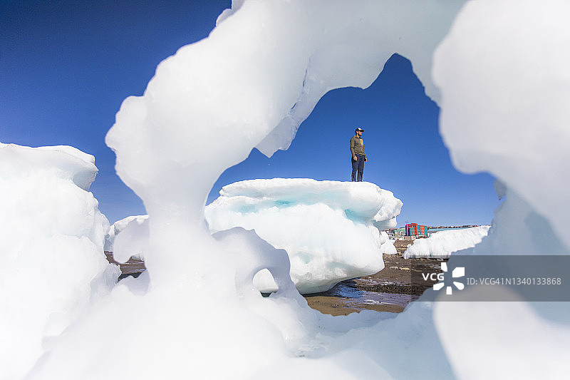 一名男子站在加拿大伊魁特的海冰上。图片素材
