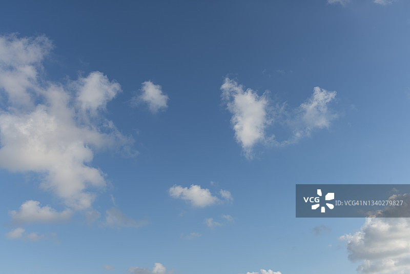白色的云衬着蓝色的天空图片素材