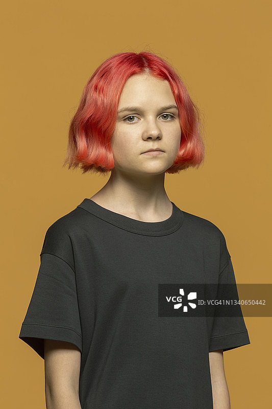 画一个染红头发的严肃少女图片素材