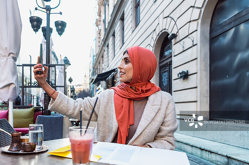 穆斯林女子喝咖啡自拍图片素材