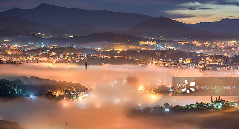 在黎明的梦幻城市里，阳光的交响乐和神奇的雾图片素材