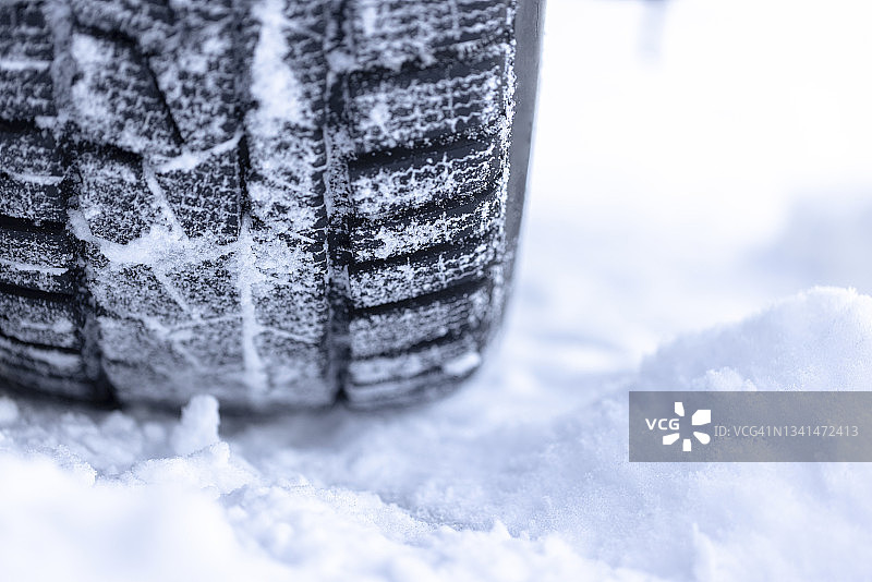 雪地上冬季轮胎的特写镜头。图片素材